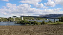 Die Saltstraumenbrücke ist 768 m lang, hat eine Hauptspannweite 160 m,  die Höhe über dem Wasser beträgt  41 m