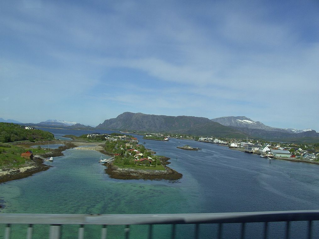 Blick rüber zum Zentrum der Hafenstadt Brønnøsund mit Hurtigruten Anlegestelle.