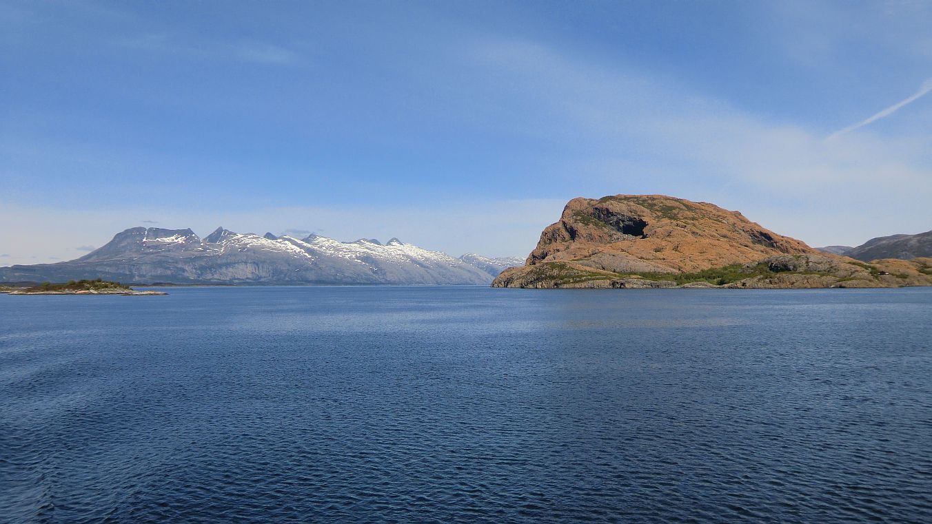 Die Bergkette der Sieben Schwestern und die Insel Rødøya.