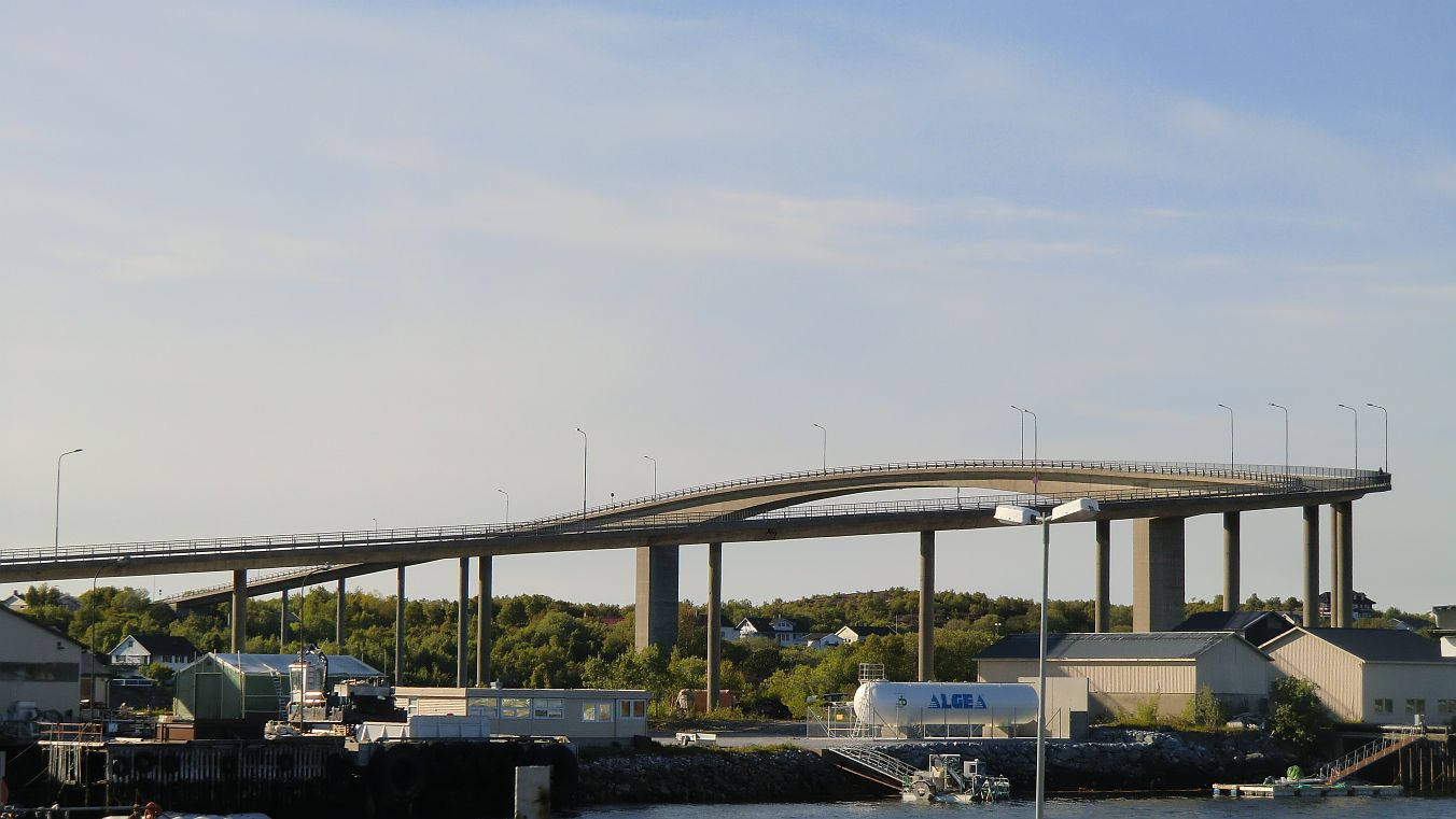 Die Brønnøysund Brücke ist 550 m lang, längste Spannweite 110 m und hat 20 Überspannungen bei max. 30 m Höhe