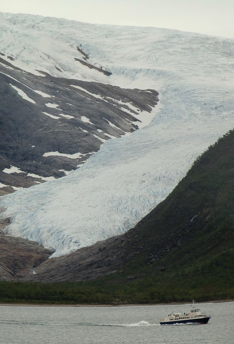 Die Gletscherzunge Engebreen kalbte im letzten Jahrhundert noch ins Holandsfjord