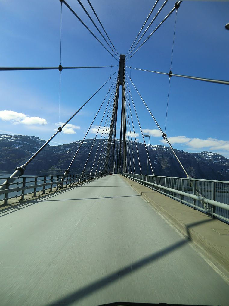 Eine der längsten Schrägseil Hängebrücken der Welt