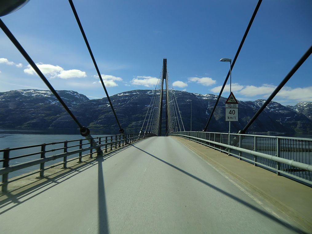 Ab der Mitte der Helgelandsbrua 40 km/h, denn hinter der Brücke folgt eine steile Rechtskurve