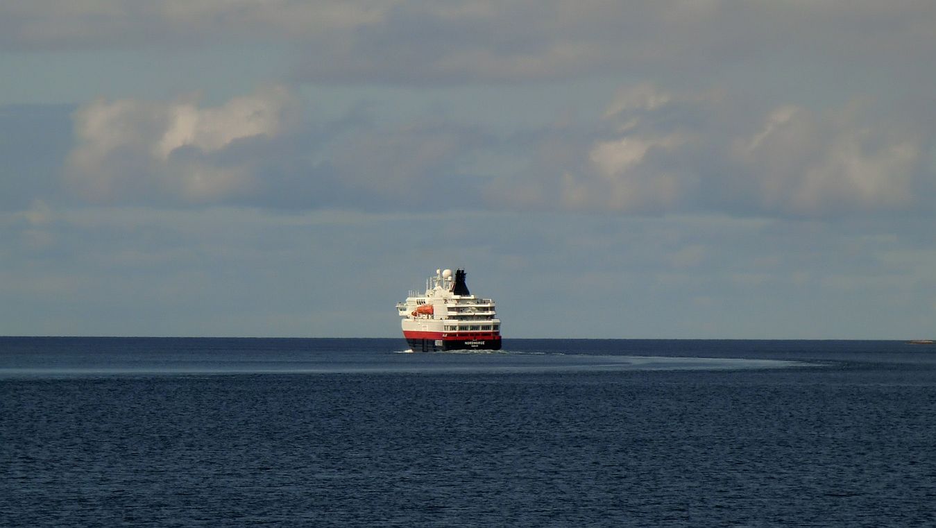 Die Nordnorge legte 9:30 Uhr in Ørnes ab. Wir waren etwas zu spät dran und sahen sie nur noch von hinten.