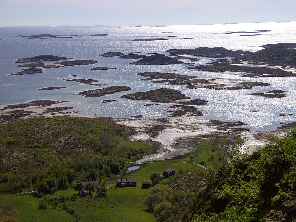 Blick vom Torghatten-Abstieg auf die norwegische Schärenlandschaft der Atlantikküste