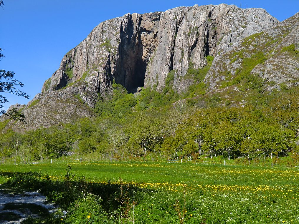 Der Torghatten ist ein 258 m hoher Berg ca. 13 km südwestlich von Brønnøysund
