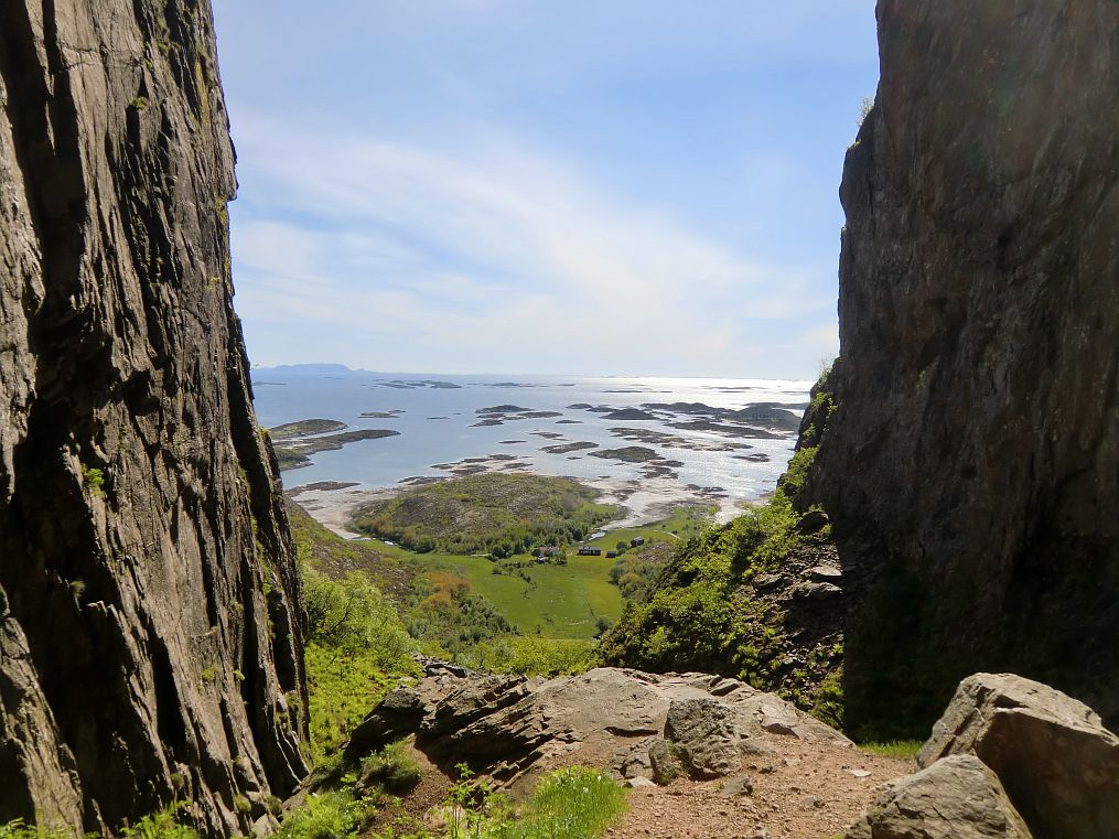 Ein Blick aus dem Loch des Torghatten auf die norwegische Schärenlandschaft des Atlantik