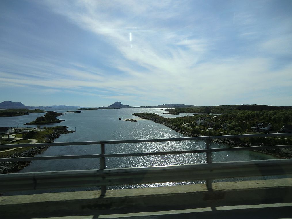 Blick von der Brønnøysund Brücke zum Torghatten