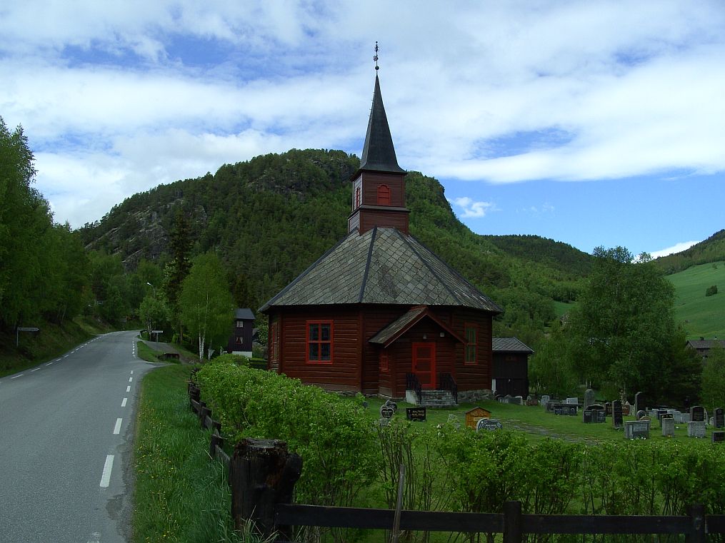 Auf dem Weg zum Sognefjell kommen wir nach dem Ort Lom an dieser schönen Kirche vorbei.