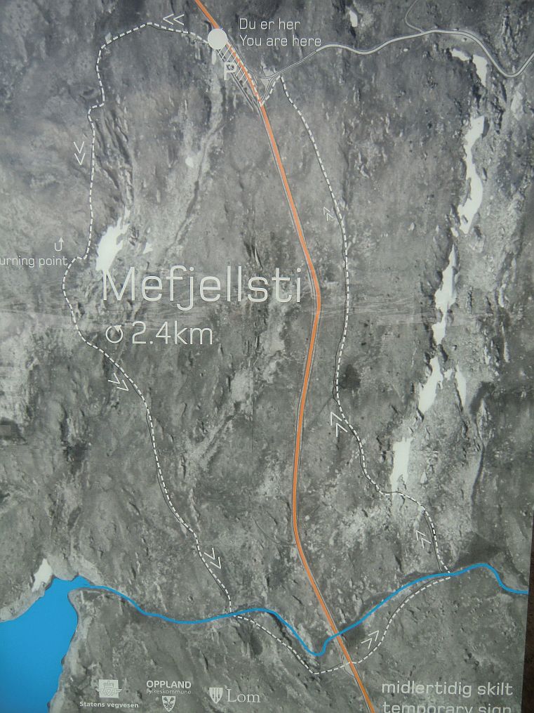 Rastplatzes Mefjell. Die Karte am Rastplatz lockt uns zu einer Fjellwanderung.