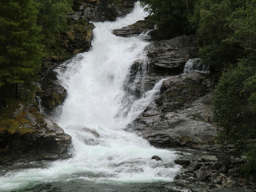 Wasserfall am Anfang des Tindevegen in Øvre Årdal