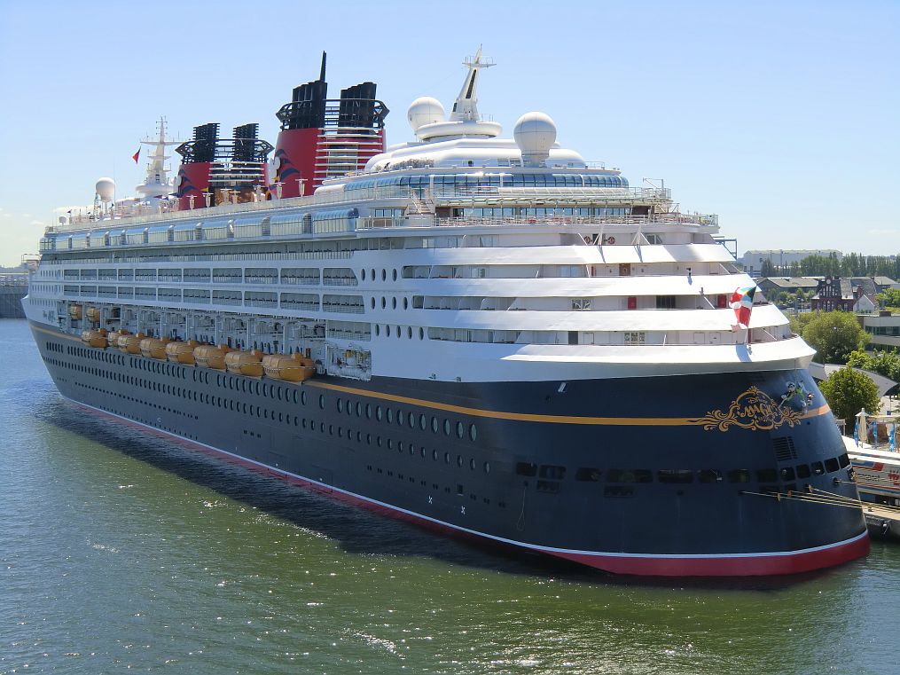 Die Disney Magic wurde 1998 auf der Fincanteri Werft in Italien gebaut. Sie kann bis zu 2400 Kreuzfahrtgäste aufnehmen. 