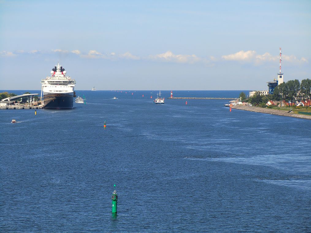 Hier ist schön zu sehen wie weit des Fahrwasser hinaus in die Ostsee reicht. Da muß der Kurs eingehalten werden, sonst laufen die Schiffe auf Grund.
