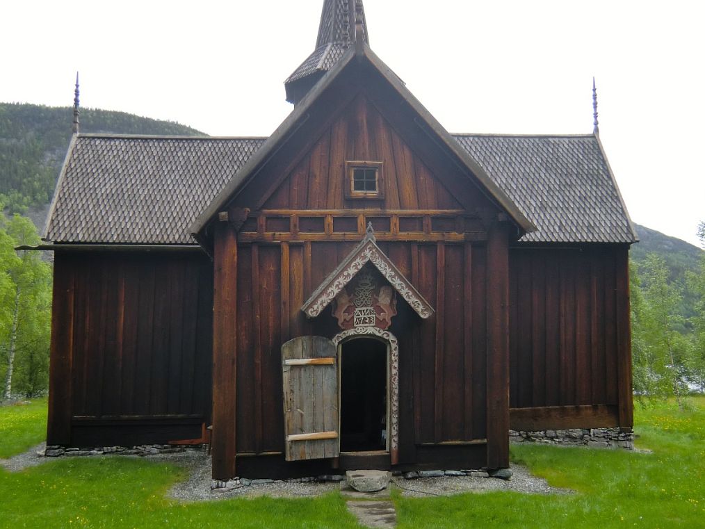 Die Stabkirche Nore ist eine kreuzförmige Stabkirche. Teile ihrer Konstruktion wurden dendrochronologisch auf 1167 datiert.