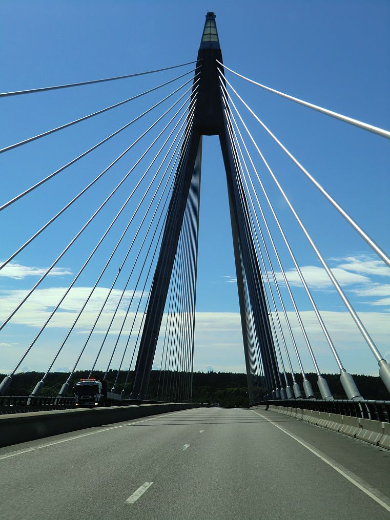 Auf der E6. Überfahrt über eine Schrägkabelbrücke bei Uddevalla