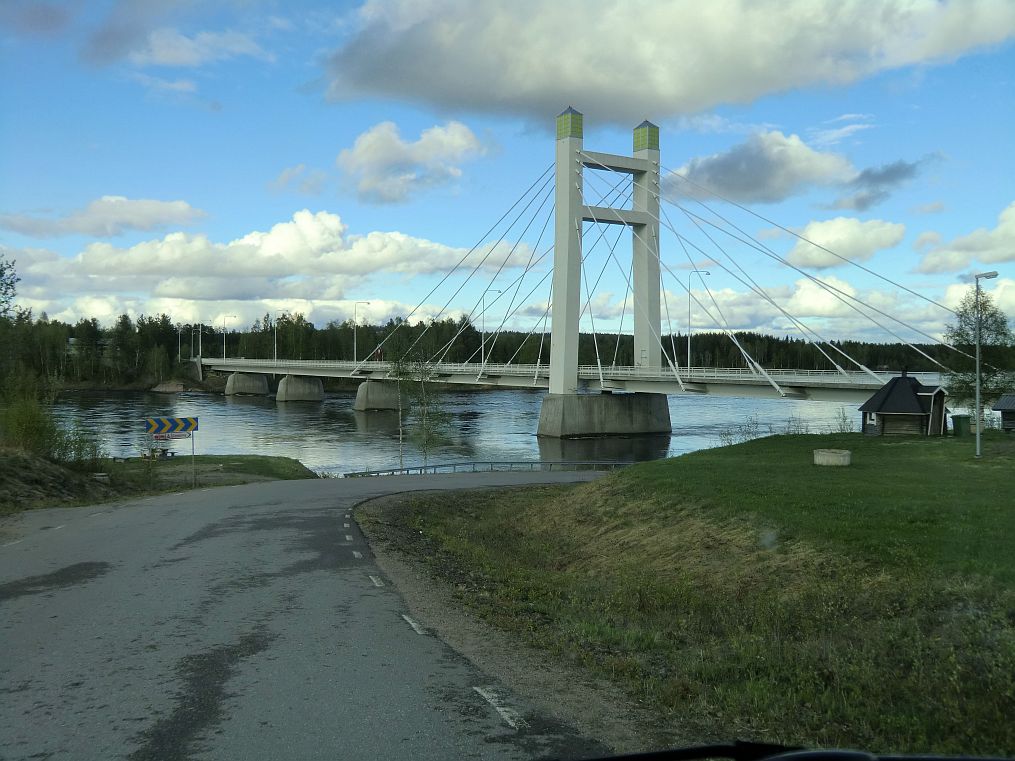 Brücke in Pajala über den Torneälv 