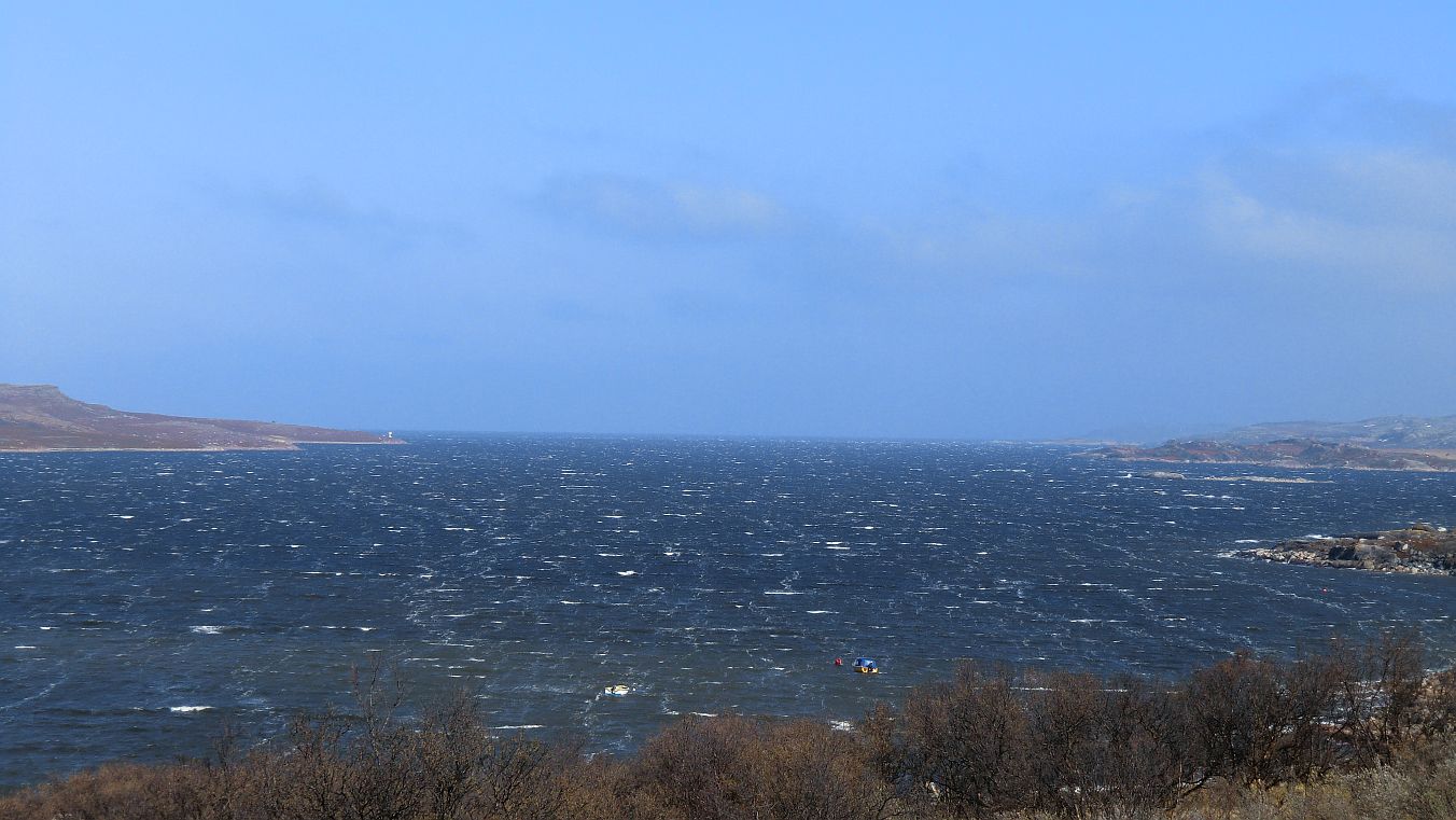 Heftiger, kalter Wind kommt von der Barentssee herüber