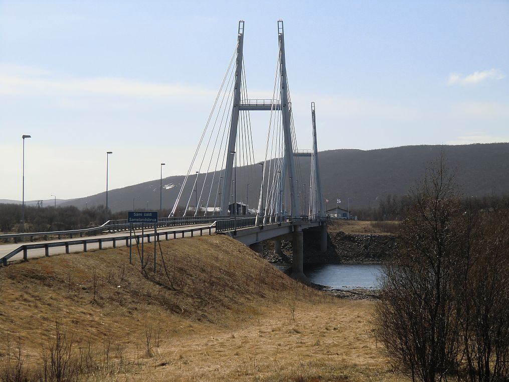 Brücke über den Tana-Fluß nach Finnland.
