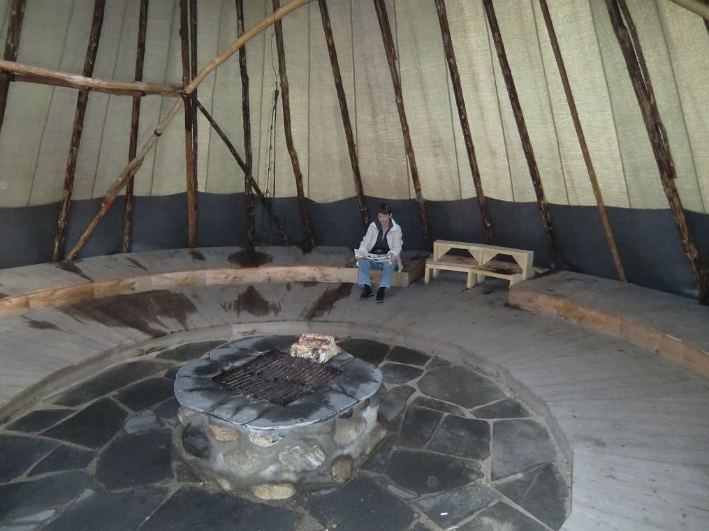 Stuoaragoahti -Tradionelles Zelt der Lappen (moderne große Ausführung)