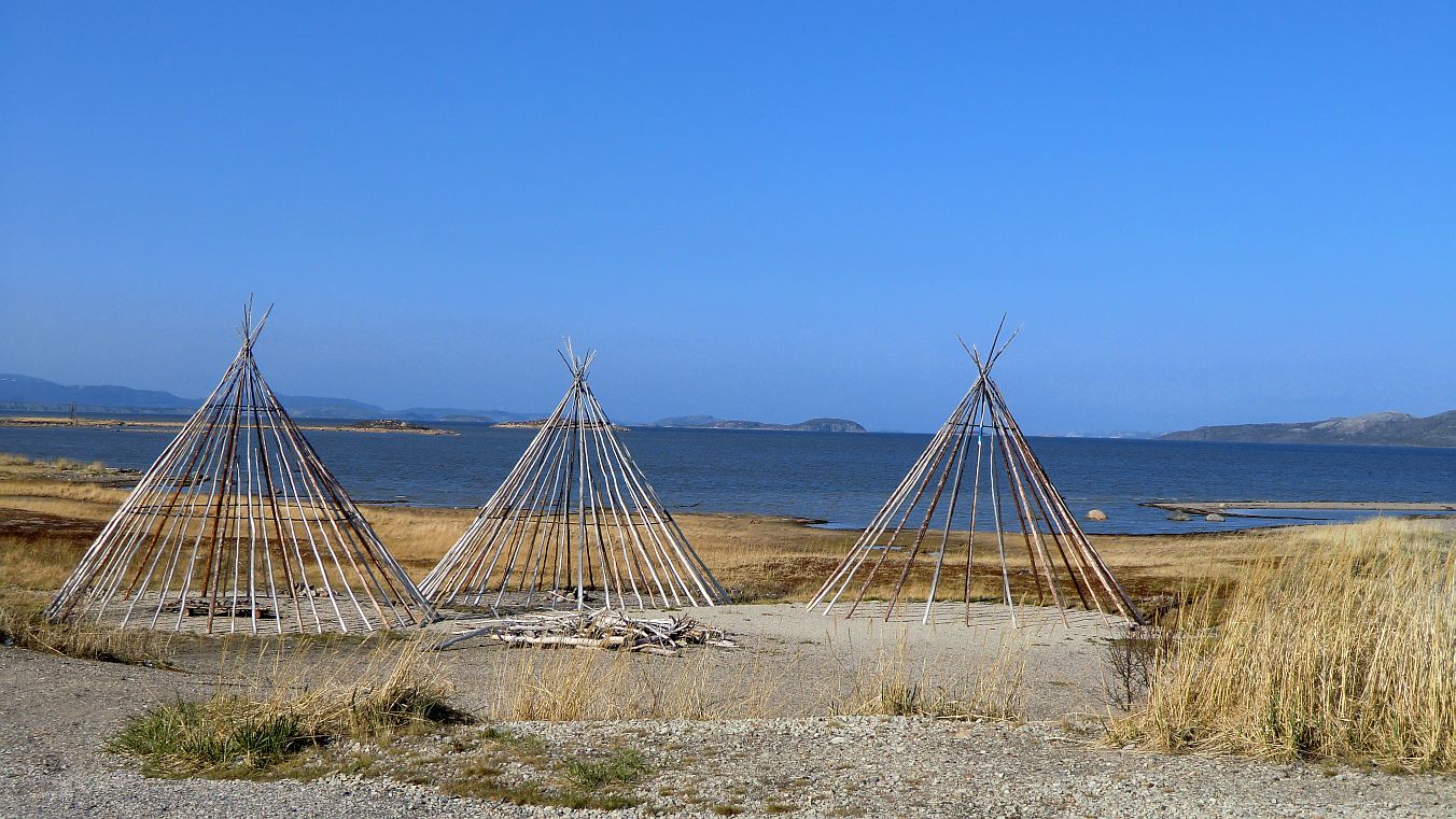 Stuoaragoahti -Tradionelles Zelt der Lappen (moderne große Ausführung)