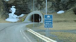 Der Tunnel ist 6870 m lang und an der tiefsten Stelle liegt er 212 m unter dem Meeresspiegel.