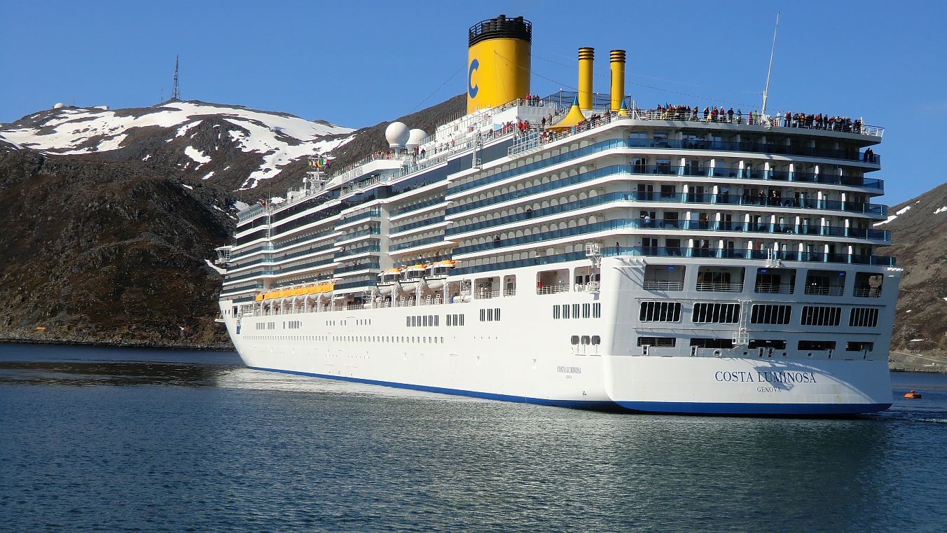 Die Costa Luminosa ist ein Kreuzfahrtschiff mit 921 Mann Besatzung, welche für 2826 Passagiere da sind.
