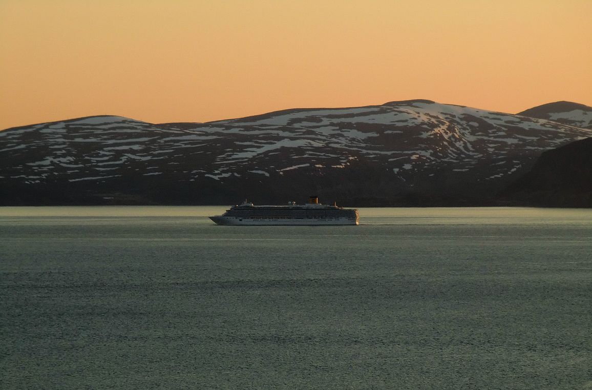 Zu Mitternacht kommt das Kreuzfahrtschiff Costa Luminosa, welches wir zu Mittag in Honningsvåg sahen