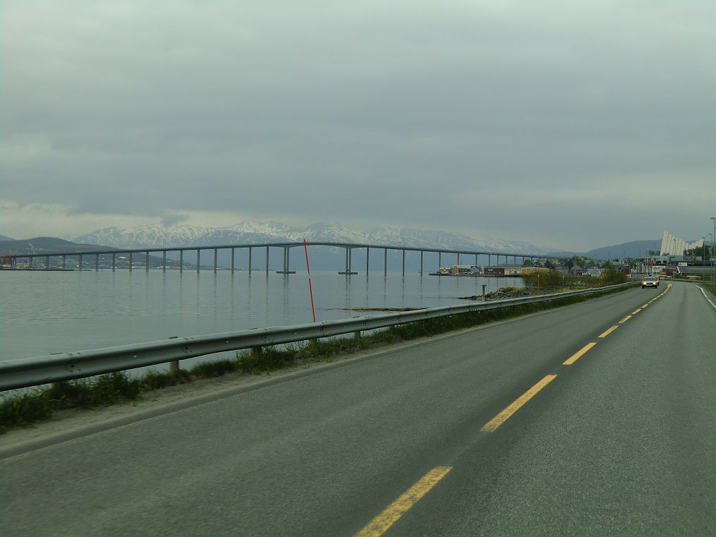 Die Brücke wurde 1958 bis 1960 erbaut und misst eine Länge von 1.036 m und ist 38 m hoch.