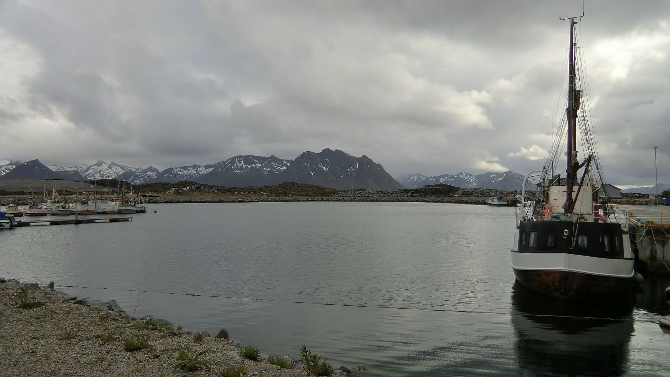 Stille am Hafenbecken von Laukvik. Der Dorschfang ist vorbei und die Touris sind noch nicht da.