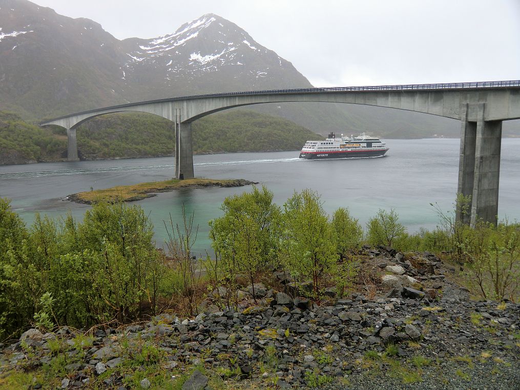Die regelmäßige Durchfahrt der Hurtigrutenschiffe durch den Raftsund begann 1922.