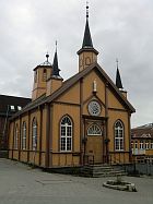 Die katholische Kirche in Tromsø ist der nördlichste Bischofssitz der Welt. Deshalb darf man die niedliche kleine Kirche, die Platz für höchstens 100 Gottesdienstbesucher bietet, als Kathedrale bezeichnen.