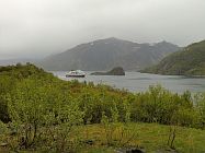 Zweimal täglich befährt die Hurtigruten den Raftsund, südgehend ab ca. 16:00 Uhr und nordgehend ab ca. 23:00 Uhr.