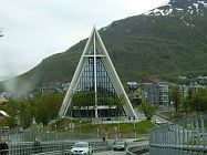 Die 1965 gebaute Tromsdalen-Kirche (auch Eismeerkathedrale) ist das markanteste Gebäude der Stadt