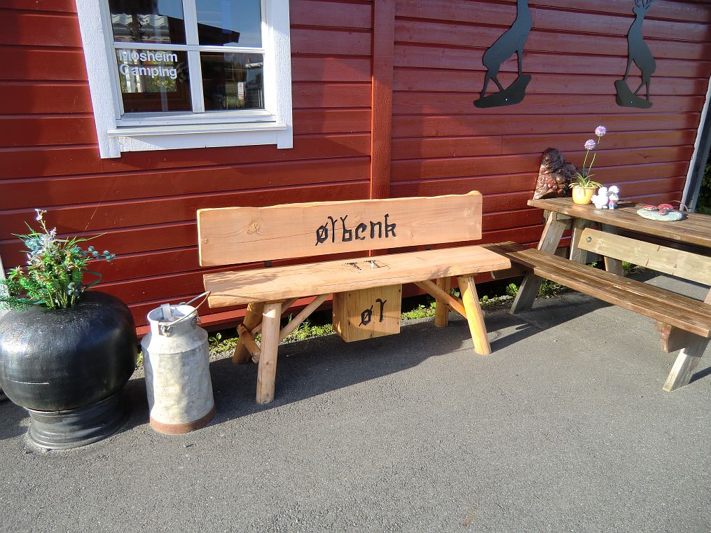 >Øl< ist in Norwegen Bier! in dieser Bank eingelassen ist ein Fach wo mehrere Flaschen Bier Platz finden und man nur den Deckel öffnen muß um danach zu greifen.