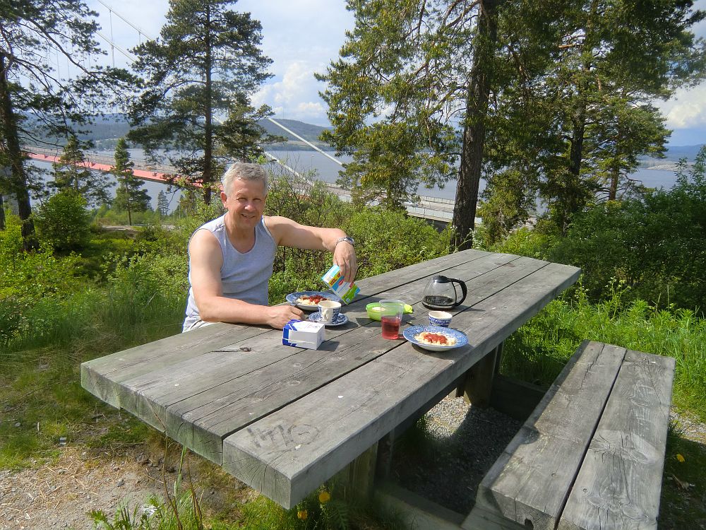 Mittagspause an der 1.867 m langen Hängebrücke nördlich von Sundsvall 