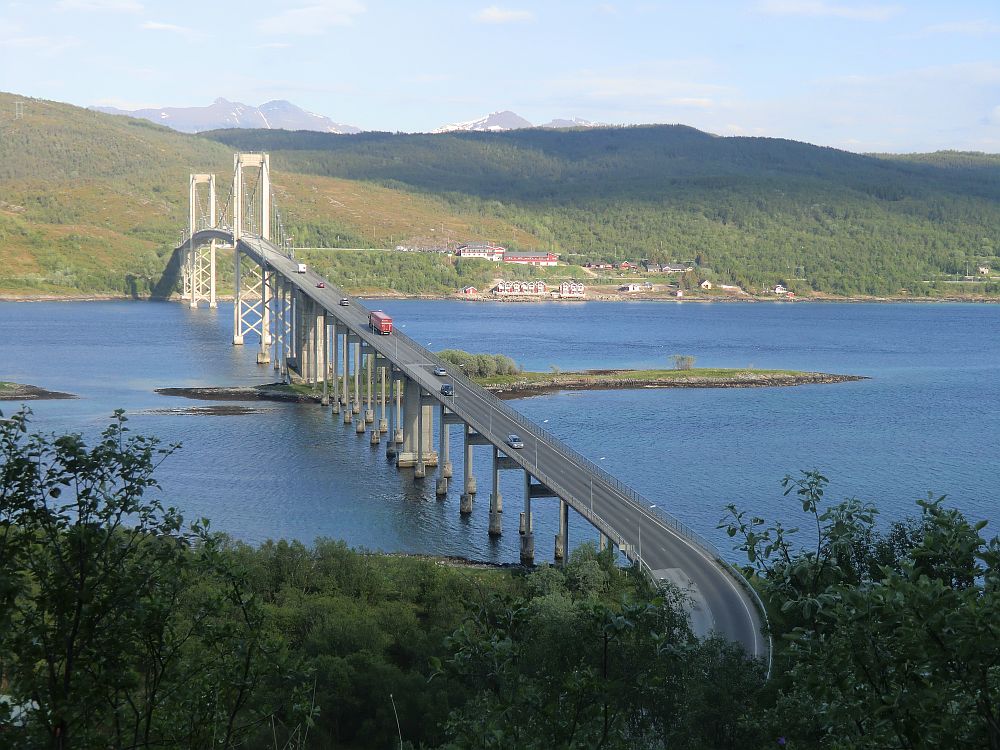 Die Verbindung zum Festland wird durch die über einen Kilometer lange Tjeldsundbrücke über den Tjeldsund hergestellt