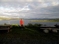 Karin blickt von den Logenplätzen des Campingplatzes hinunter auf die mit Leka verbundene Insel Madsøya
