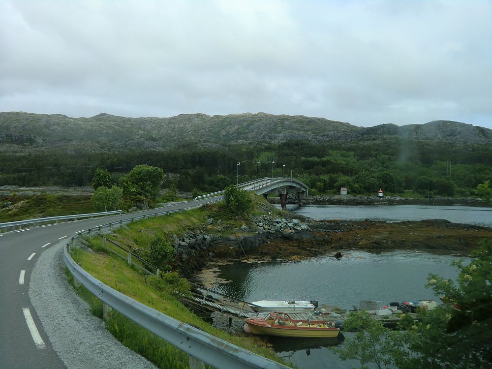 Die Brücke führt uns auf die flache Insel Madsøya