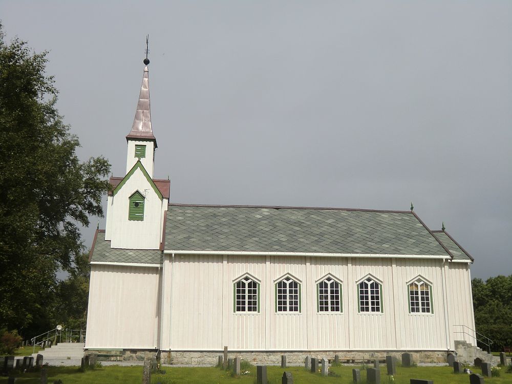 Wie uns die Windfahne auf der Kirchturmspitze verriet, wurde die Kirche auf Leka im Jahr 1867 erbaut