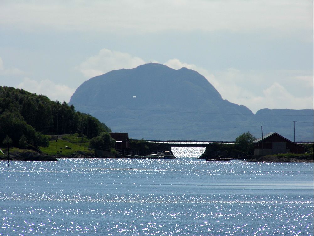 Ein ganzes Stück nach Brønnøysund sehen wir den Torghatten mit dem Loch in der Mitte. 2013 nicht unser Ziel