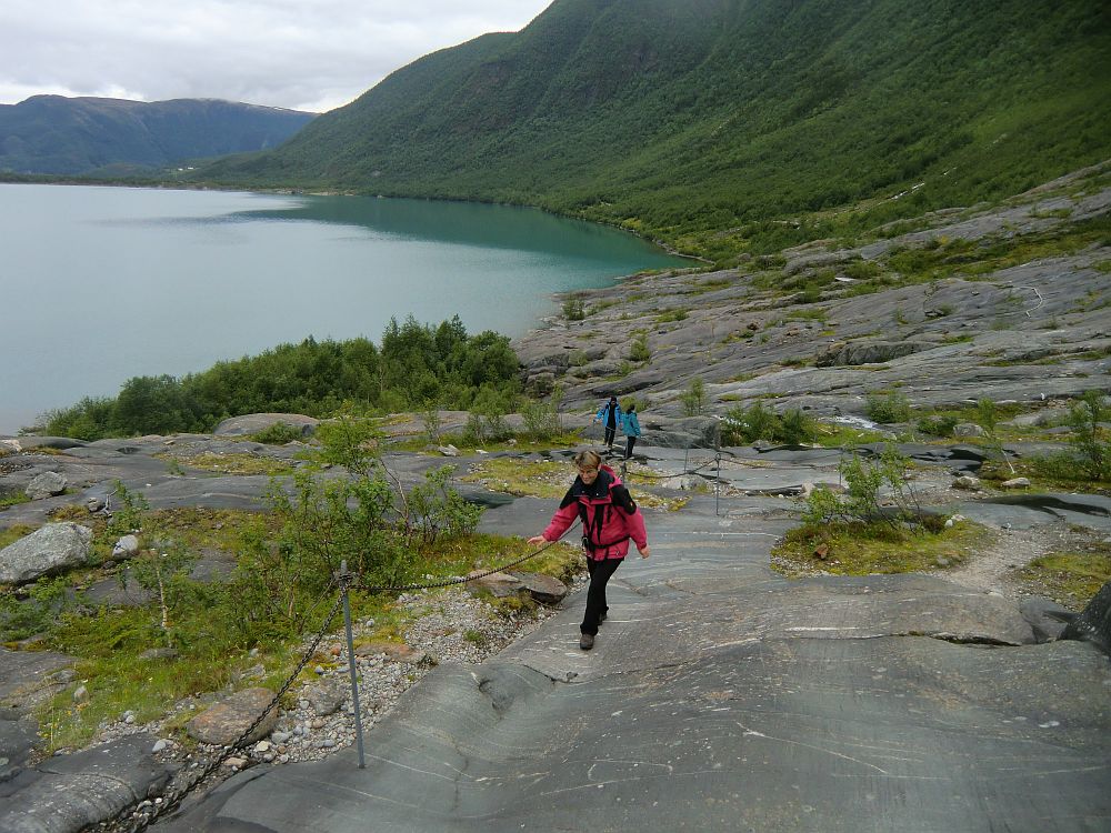Längst sind wir um den halben Gletschersee schon herum und steigen zunächst durch mit Kettengeländer markierten Weg aufwärts