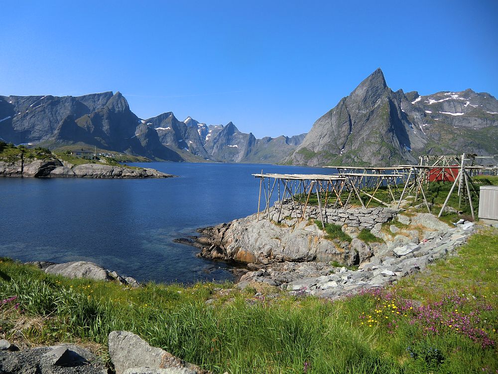 Die Bergwelt rund um Hamnøya ist von einzigartiger Schönheit
