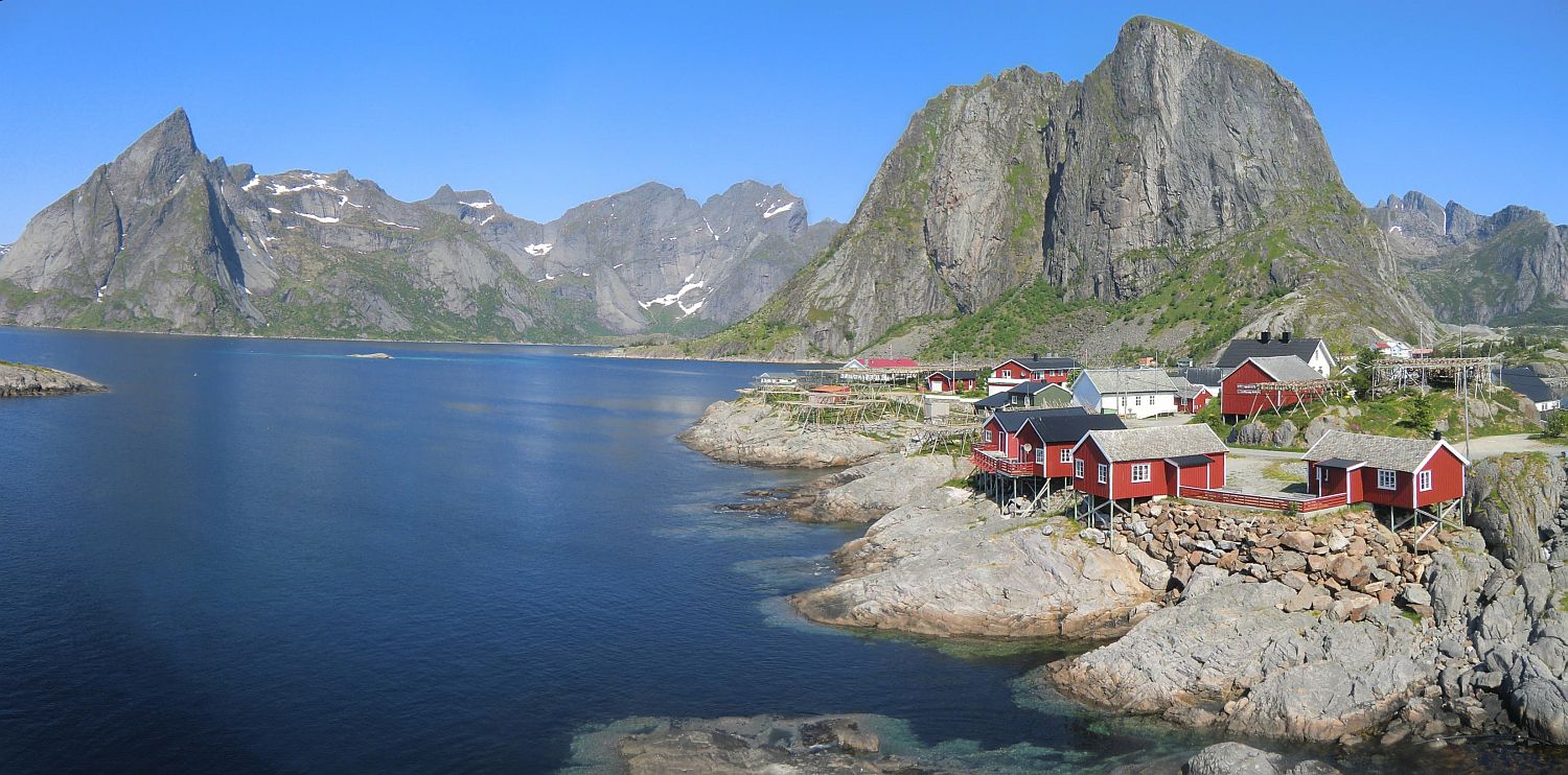Hamnøya mit seinem wunderschönen Bergpanorama im Hintergrund