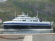 Am Abend nach 19:30 Uhr kommt die Autofähre an und verlässt gegen 20:30 Uhr den Hafen von Moskenes wieder  mit Ziel Bodø. 