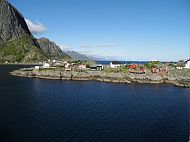 Ein letzter Blick von der Insel Toppøya hinüber nach Hamnøya mit den Lofotbergen im Hintergrund