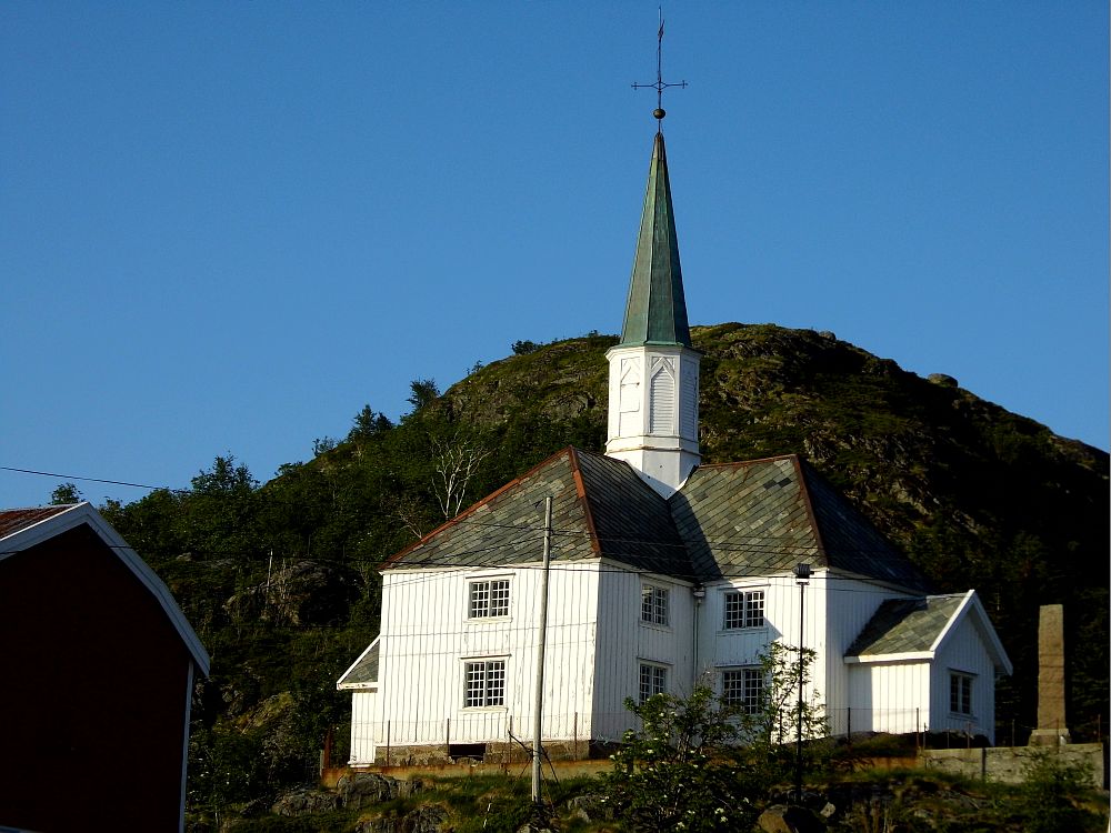 Die Kirche von Moskenes befindet sich am Fähranleger. Oberhalb hinter der Kirche befindet sich der schöne Campingplatz von Moskenes