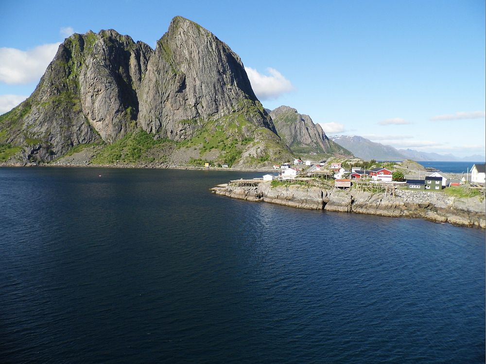 Beeindruckende Berge prägen das Bild des Fischerdorfes Hamnøya