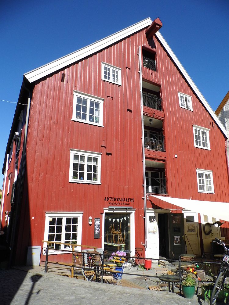 Altes Speicherhaus in der Nedre Bakklandet beherbergt eine Buchhandlung, Antiquariat, ein Musikcafe und Bar