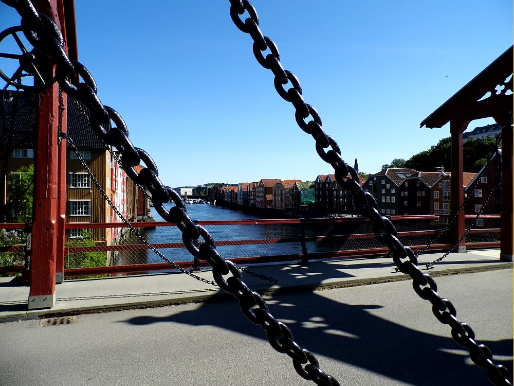 Die Holzbrücke Gamle Bybroen ist eines der Wahrzeichen Trondheims