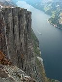 Der kleine Wasserfall links im Bild ist der 715 m hohe Kjeragfossen.